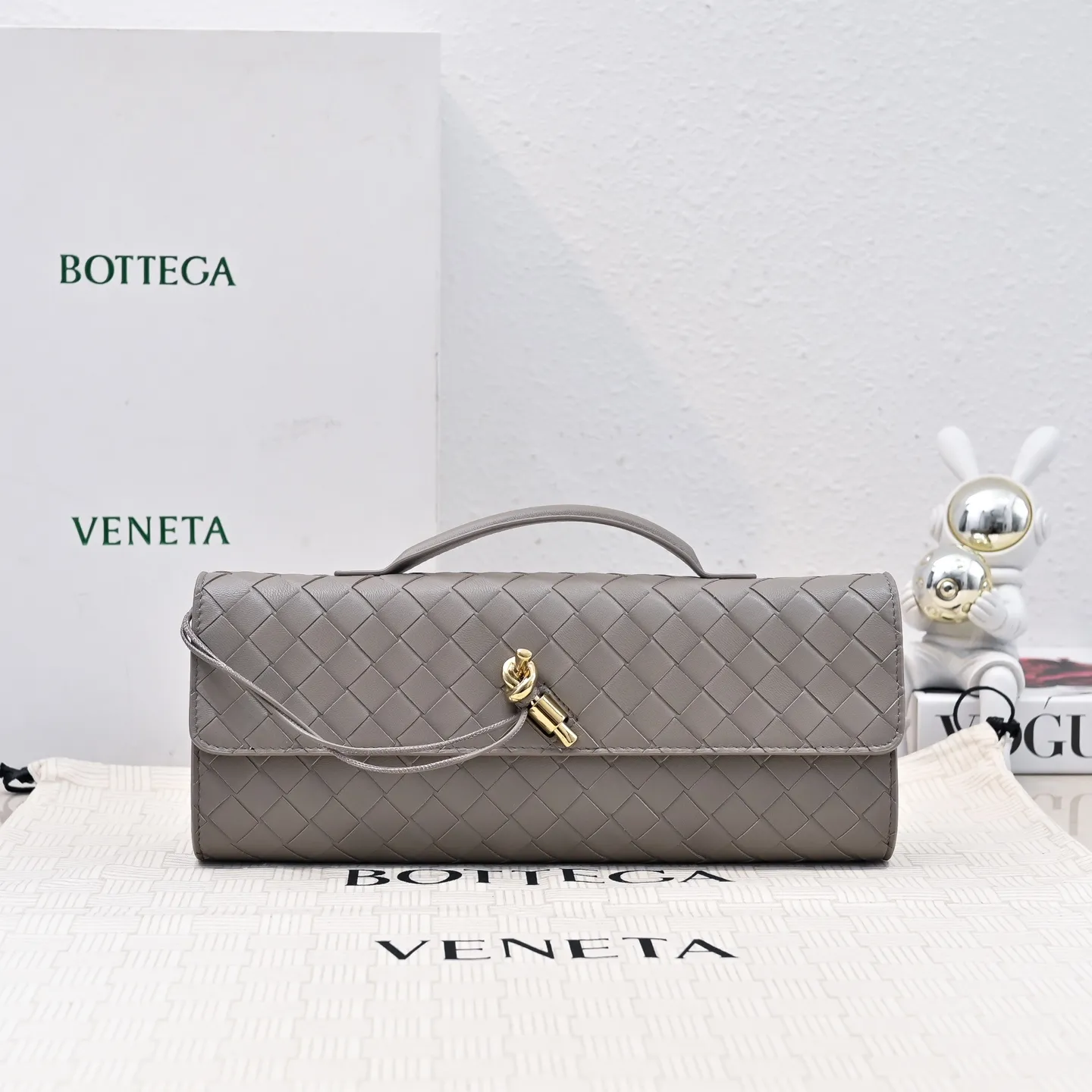 The batch of 1360 BV Andiamo evening handbags has been heavily planted again~ The designer aesthetics in the era of economic downturn are back. I fall in love with it at first sight and can't put it down. It's so beautiful and full of aura. The shape and texture are very competitive. It's light in weight and has sufficient capacity. It's a must-have for fashionistas. It's suitable for many occasions, minimalist, high-end and light luxury. Model No.: 741511 Size: 31*13*3cm